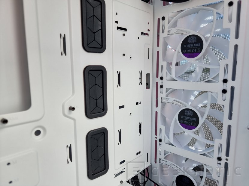 Geeknetic Cooler Master MasterBox 520 Mesh White Review 11
