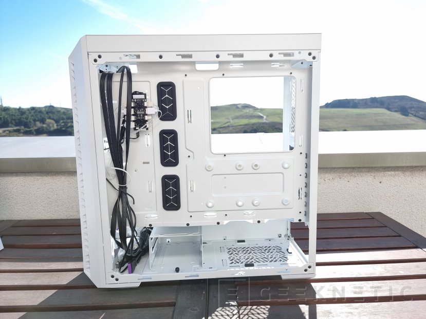 Geeknetic Cooler Master MasterBox 520 Mesh White Review 6