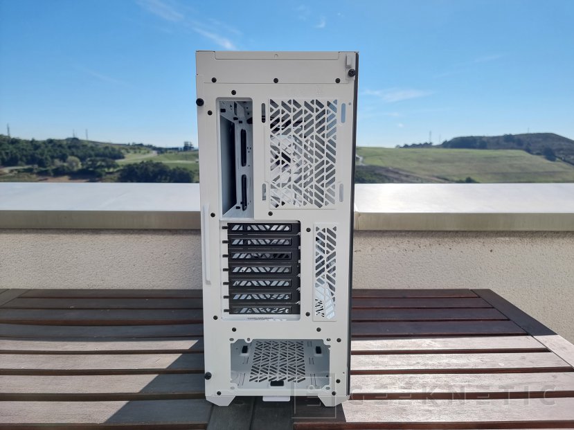 Geeknetic Cooler Master MasterBox 520 Mesh White Review 8