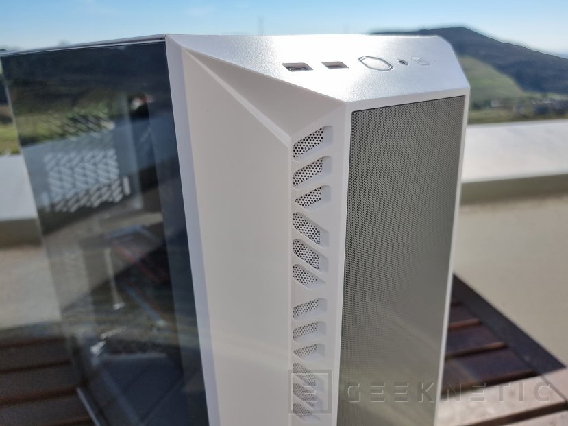 Geeknetic Cooler Master MasterBox 520 Mesh White Review 9