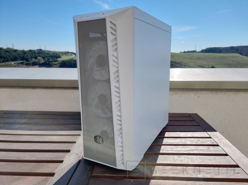 Geeknetic Cooler Master MasterBox 520 Mesh White Review 2