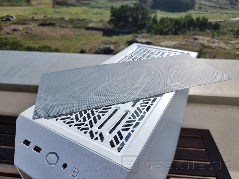 Geeknetic Cooler Master MasterBox 520 Mesh White Review 4