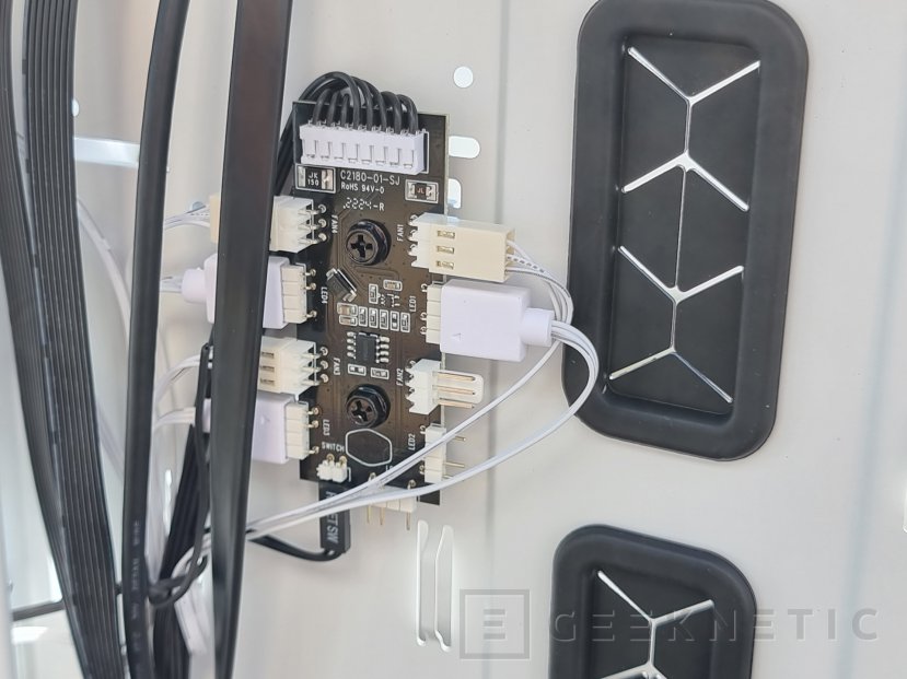 Geeknetic Cooler Master MasterBox 520 Mesh White Review 12