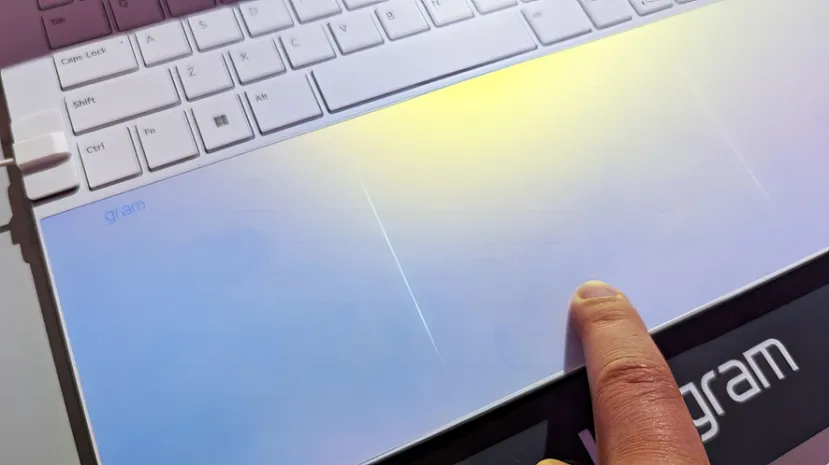 Geeknetic El LG Gram Style esconde su trackpad tras un panel Gorilla Glass con dos tiras LED para su localización 2
