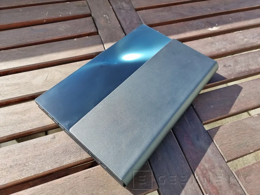 Geeknetic ASUS Zenbook 17 Fold OLED Review 2