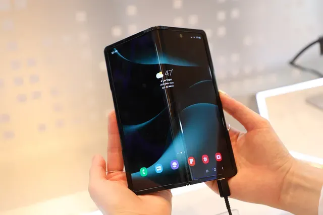 Geeknetic Samsung ha mostrado su nueva pantalla flexible de 360º que puede estar presente en el próximo Galaxy Z Fold 5 3