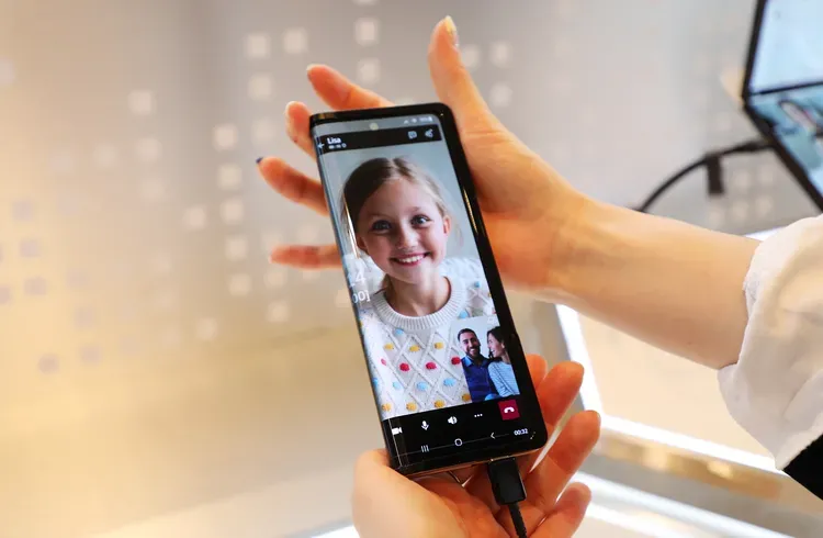 Geeknetic Samsung ha mostrado su nueva pantalla flexible de 360º que puede estar presente en el próximo Galaxy Z Fold 5 1