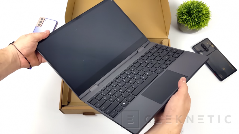 Geeknetic NexDock Wireless convierte tu teléfono móvil en un portátil de 13 pulgadas con teclado y trackpad 2