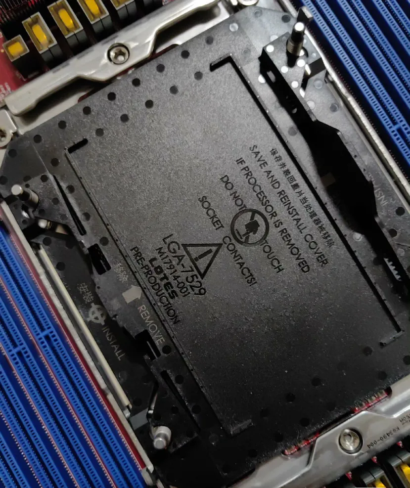 Geeknetic Se filtra la primera imagen del enorme socket Intel LGA-7529 para los Xeon Sierra Forest 1