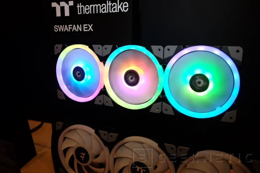 Geeknetic Nuevos ventiladores imantados Thermaltake capaces de alimentarse y sincronizarse en cadena 1