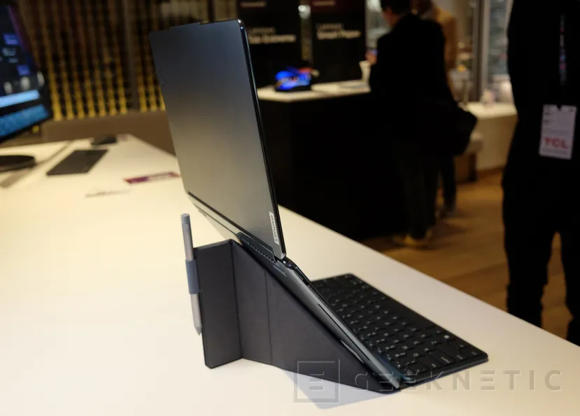 Geeknetic El portátil Lenovo Yoga Book 9i cuenta con dos pantallas OLED en un formato compacto y ligero 3