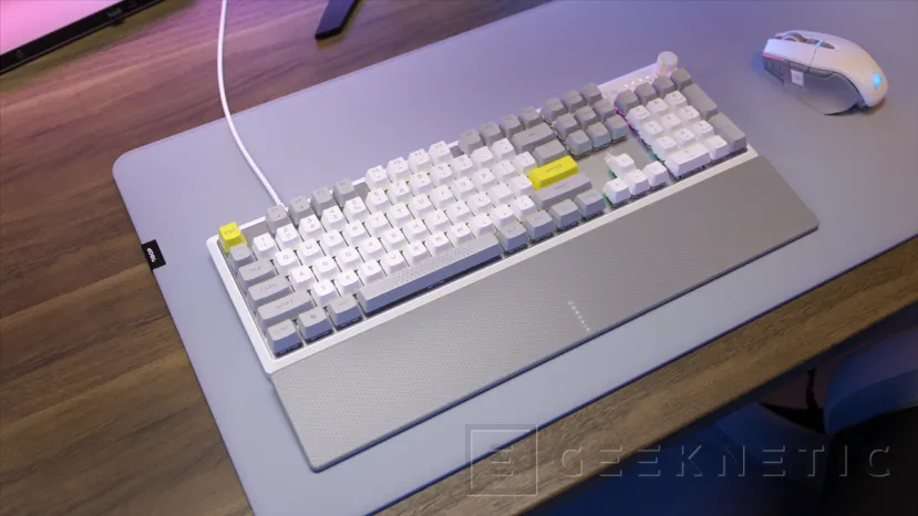 Geeknetic Nuevo teclado CORSAIR K70 CORE SE fabricado con plástico reciclado, dial multifunción e interruptores MLX Red silenciosos y suaves 3