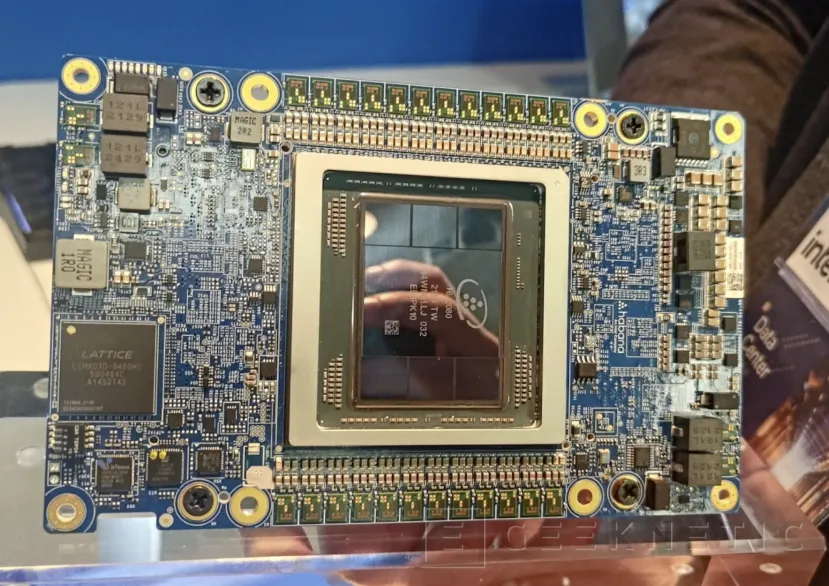 Geeknetic La tarjeta aceleradora de IA Intel Gaudi 2 con 96 GB HBM2E promete ser la  única alternativa a la NVIDIA H100  3