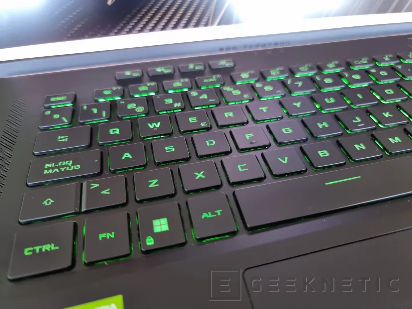 Geeknetic ASUS ROG Zephyrus M16 2023 GU604VY Review Con RTX 4090 y Core i9-13900H 9
