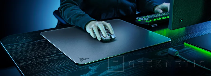 Geeknetic New Razer Atlas mousepad with tempered glass surface and non-slip rubber base 3