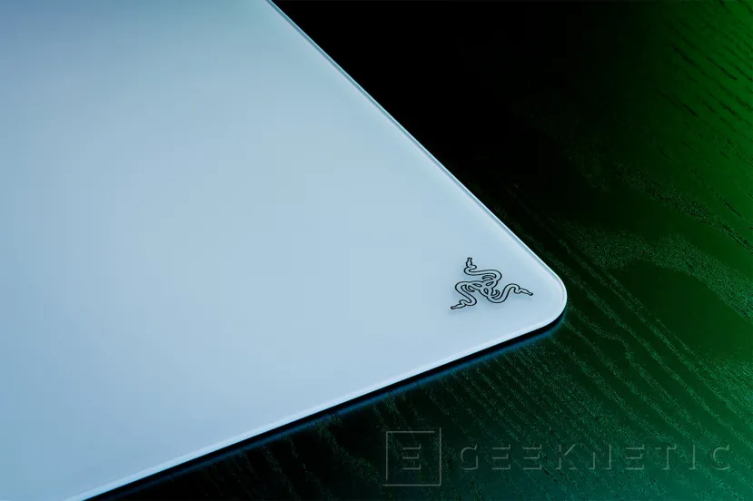 Geeknetic New Razer Atlas mousepad with tempered glass surface and non-slip rubber base 4