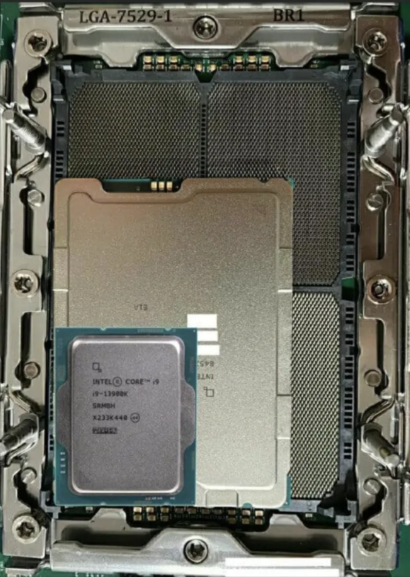 Geeknetic El Socket Intel LGA 7529 supera los 9,2 centímetros de largo 1