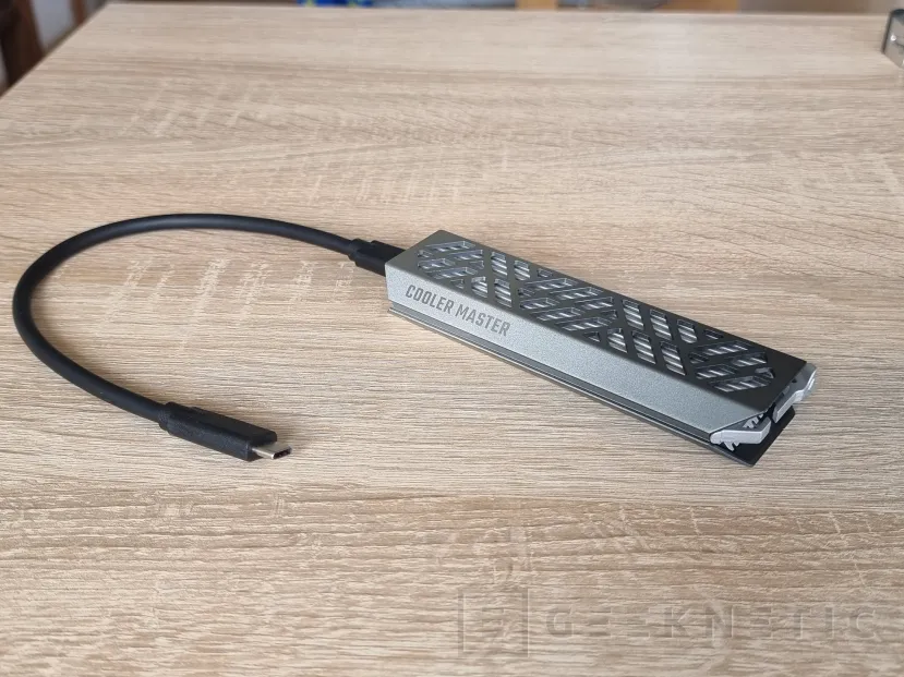 Geeknetic Cooler Master Oracle Air Review M.2 NVMe a USB-C 1