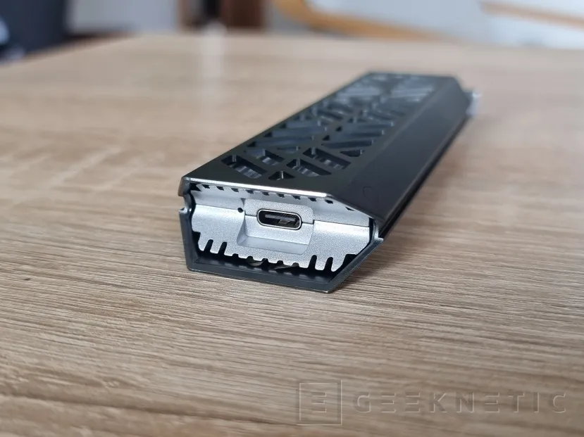 Geeknetic Cooler Master Oracle Air Review M.2 NVMe a USB-C 3