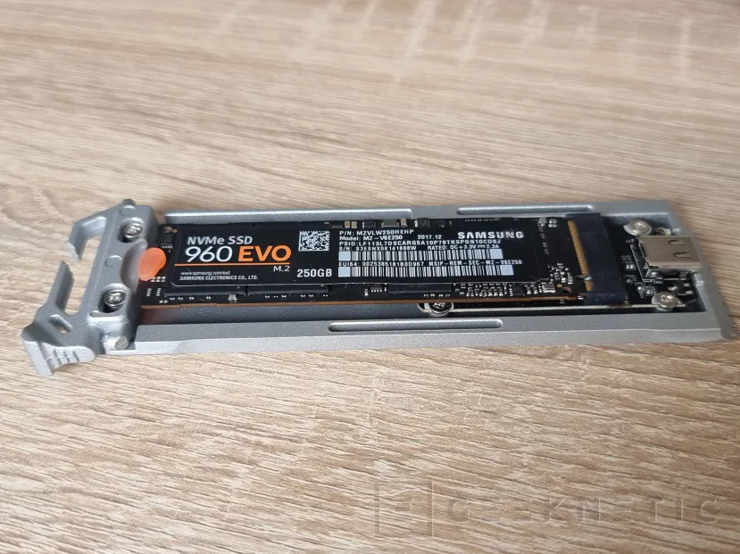 Geeknetic Cooler Master Oracle Air Review M.2 NVMe a USB-C 9