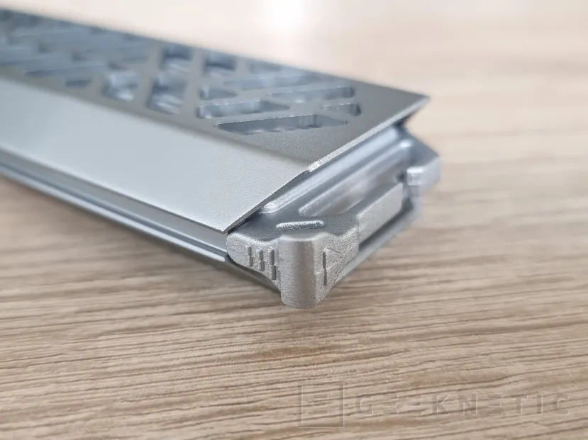 Geeknetic Cooler Master Oracle Air Review M.2 NVMe a USB-C 4