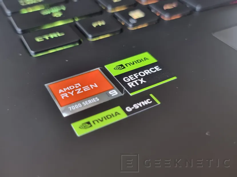 Geeknetic ASUS ROG Strix SCAR 17 G733PY Review con AMD Ryzen 9 7945HX 1