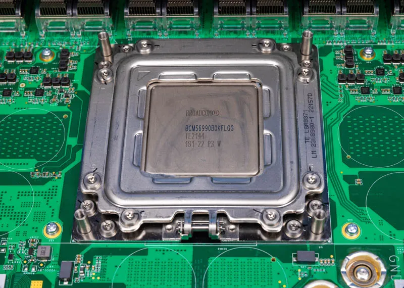 Geeknetic El Broadcom Tomahawk 4 puede con 64 líneas de 400 GbE y tiene un tamaño superior a los Intel Xeon 3