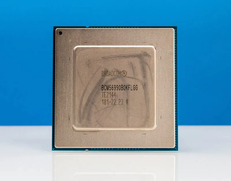Geeknetic El Broadcom Tomahawk 4 puede con 64 líneas de 400 GbE y tiene un tamaño superior a los Intel Xeon 1