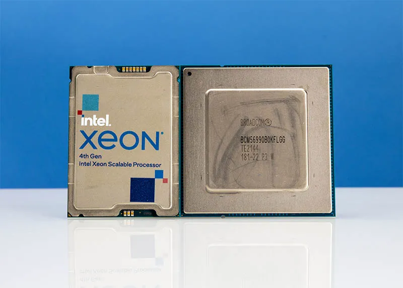 Geeknetic El Broadcom Tomahawk 4 puede con 64 líneas de 400 GbE y tiene un tamaño superior a los Intel Xeon 4