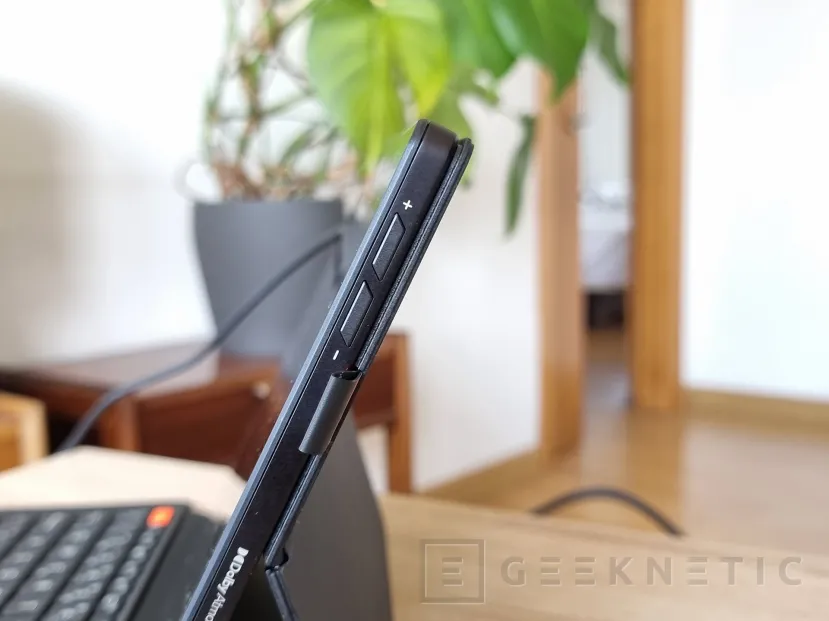 Geeknetic ASUS Vivobook 13 Slate OLED (T3304) Review 11