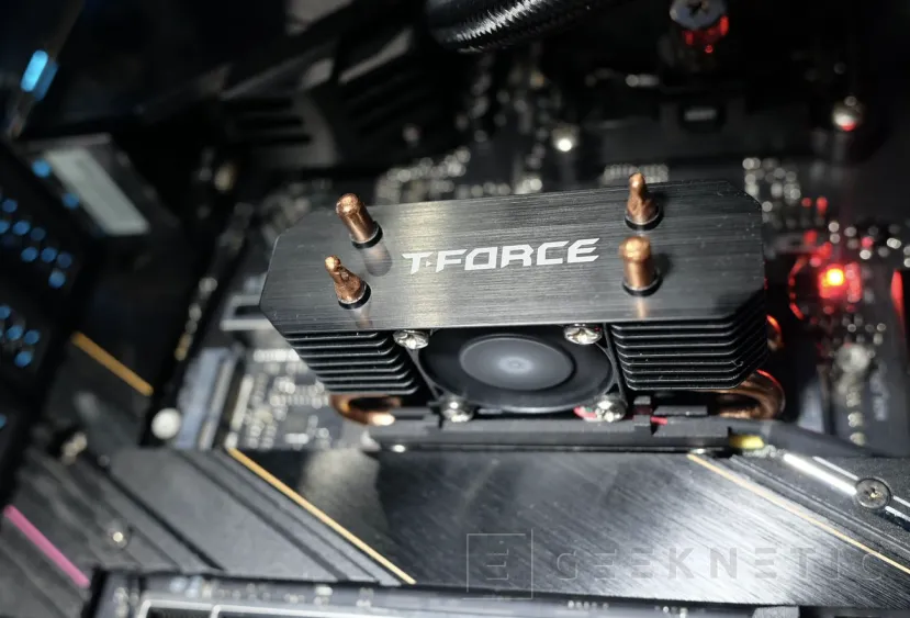 Geeknetic El SSD PCIe Gen 5 TeamGroup T-Force DARK Aiflow incluye dos heatpipes y un gran disipador con ventilador 1