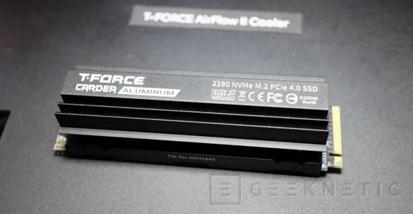 Geeknetic El SSD PCIe Gen 5 TeamGroup T-Force DARK Aiflow incluye dos heatpipes y un gran disipador con ventilador 5