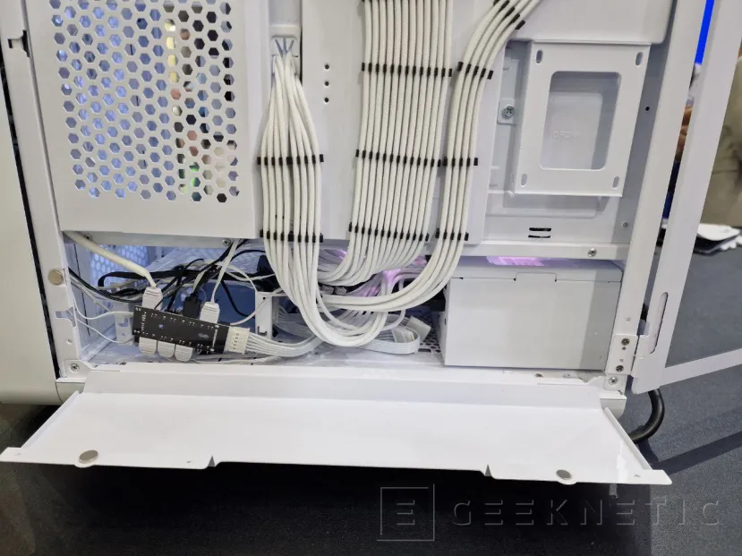 Geeknetic FSP muestra en el COMPUTEX su nueva caja CUT593 con doble panel de cristal y cableado preinstalado 4