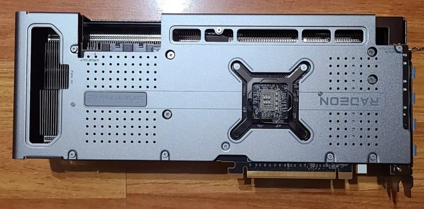 Geeknetic Aparecen imágenes de una AMD Radeon RX 7900 GRE con 16 GB de VRAM de Sapphire 1