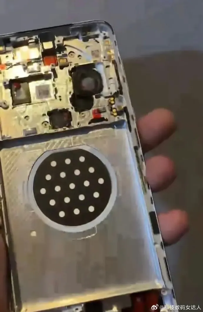 Geeknetic Filtradas nuevas imágenes del próximo Huawei Mate 60 con trasera de metal y cristal 3