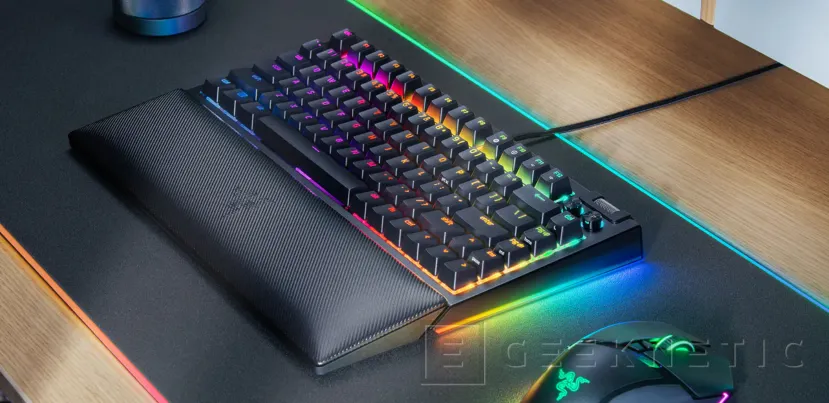 Geeknetic Razer presenta el teclado compacto BlackWidow V4 75% en colores negro y blanco 4