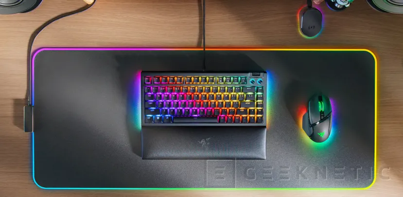 Geeknetic Razer presenta el teclado compacto BlackWidow V4 75% en colores negro y blanco 1