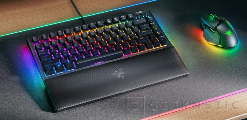 Geeknetic Razer presenta el teclado compacto BlackWidow V4 75% en colores negro y blanco 3