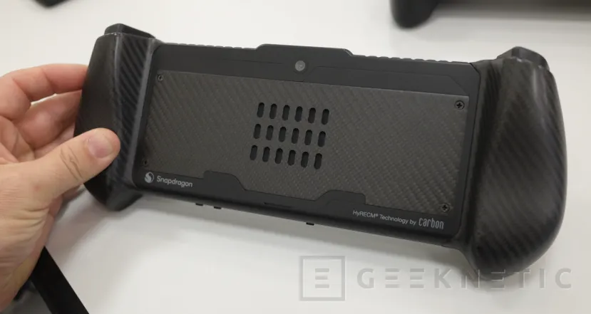 Geeknetic Qualcomm y Carbon muestran una Consola Portátil con tecnología HyRECM de fibra de carbono más fina y ligera 4