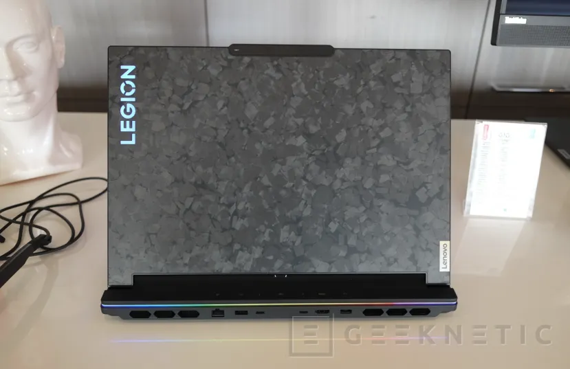 Geeknetic Nuevo Portátil Lenovo Legion 9i con Core i9, RTX 4090 y Carbono 3