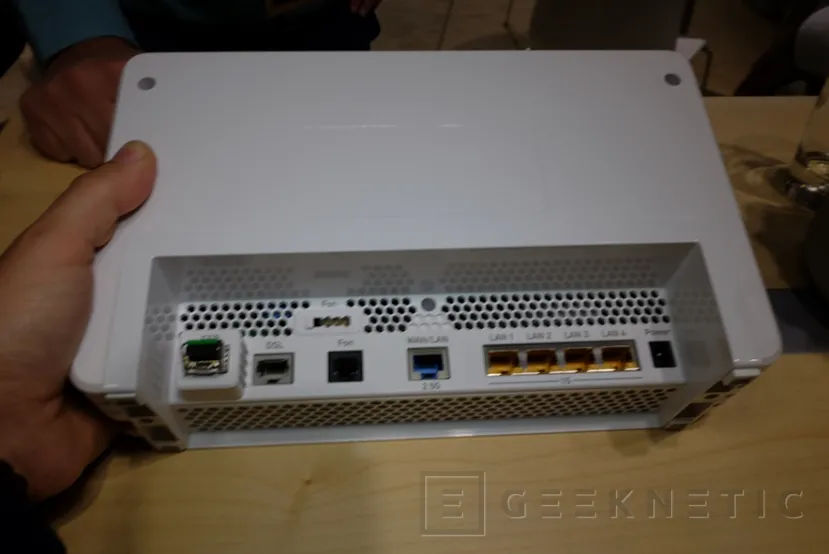 Geeknetic AVM anuncia el FRITZ!Box 5690 Pro con DECT, Zigbee y WiFi 7 2