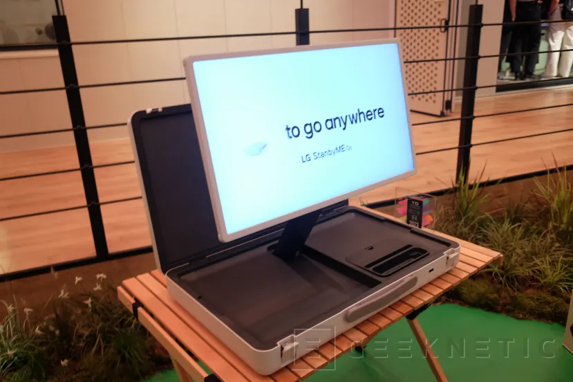 Geeknetic LG muestra su pantalla táctil en formato maleta bajo el nombre StanbyME 1
