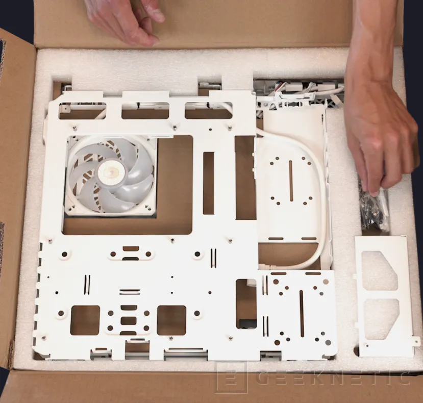 Geeknetic Cooler Master presenta la caja Qube 500 y la RL MasterLiquid Atmos construidos con materiales reciclados y embalaje sostenible 2