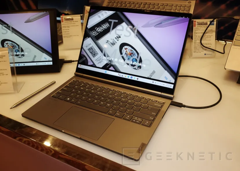 Geeknetic Lenovo sorprende con su híbrido ThinkBook Plus G5 : El teclado es un pc con Windows y la pantalla es un tablet con Android 2