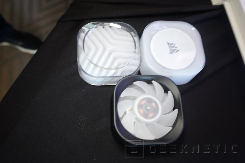 Geeknetic CORSAIR presenta el disipador A115 de doble torre con sistema de raíles para la instalación de los ventiladores 6