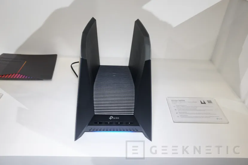 Geeknetic TP-LINK muestra su router WiFi-7 Archer GE800 y su sistema de red Mesh con WiFi 7 Deco BE95 con hasta 33 Gbps 2