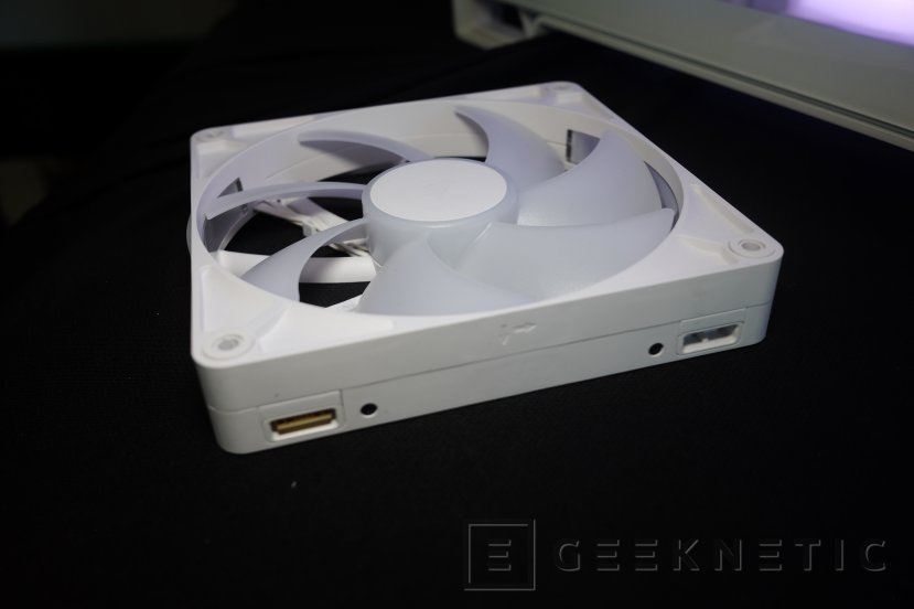 Geeknetic CORSAIR presenta el disipador A115 de doble torre con sistema de raíles para la instalación de los ventiladores 3