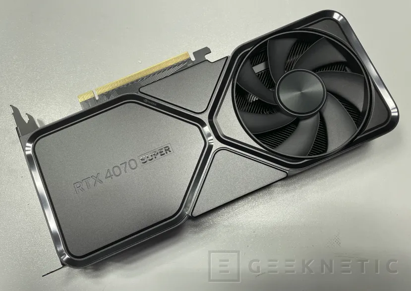 Geeknetic NVIDIA GeForce RTX 4070 SUPER: Unboxing y Primeras Fotografías 2
