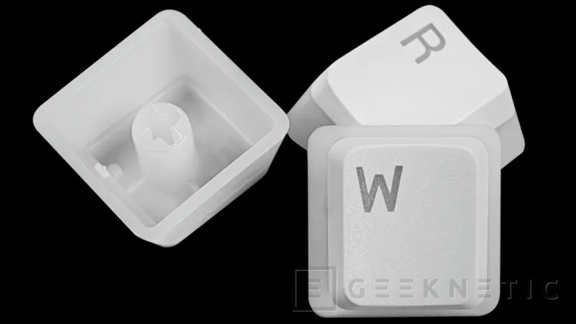 Geeknetic Mountain presenta las cubiertas de tecla Snow Keycap Pudding Style fabricadas en PBT en color blanco o negro 3