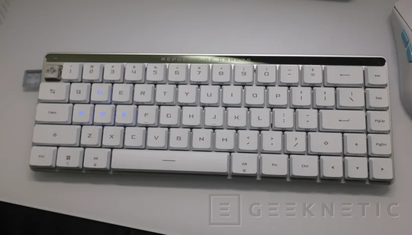 Geeknetic Nuevo teclado inalámbrico ASUS ROG Falchion RX con interruptores ópticos y formato TKL 65% 1